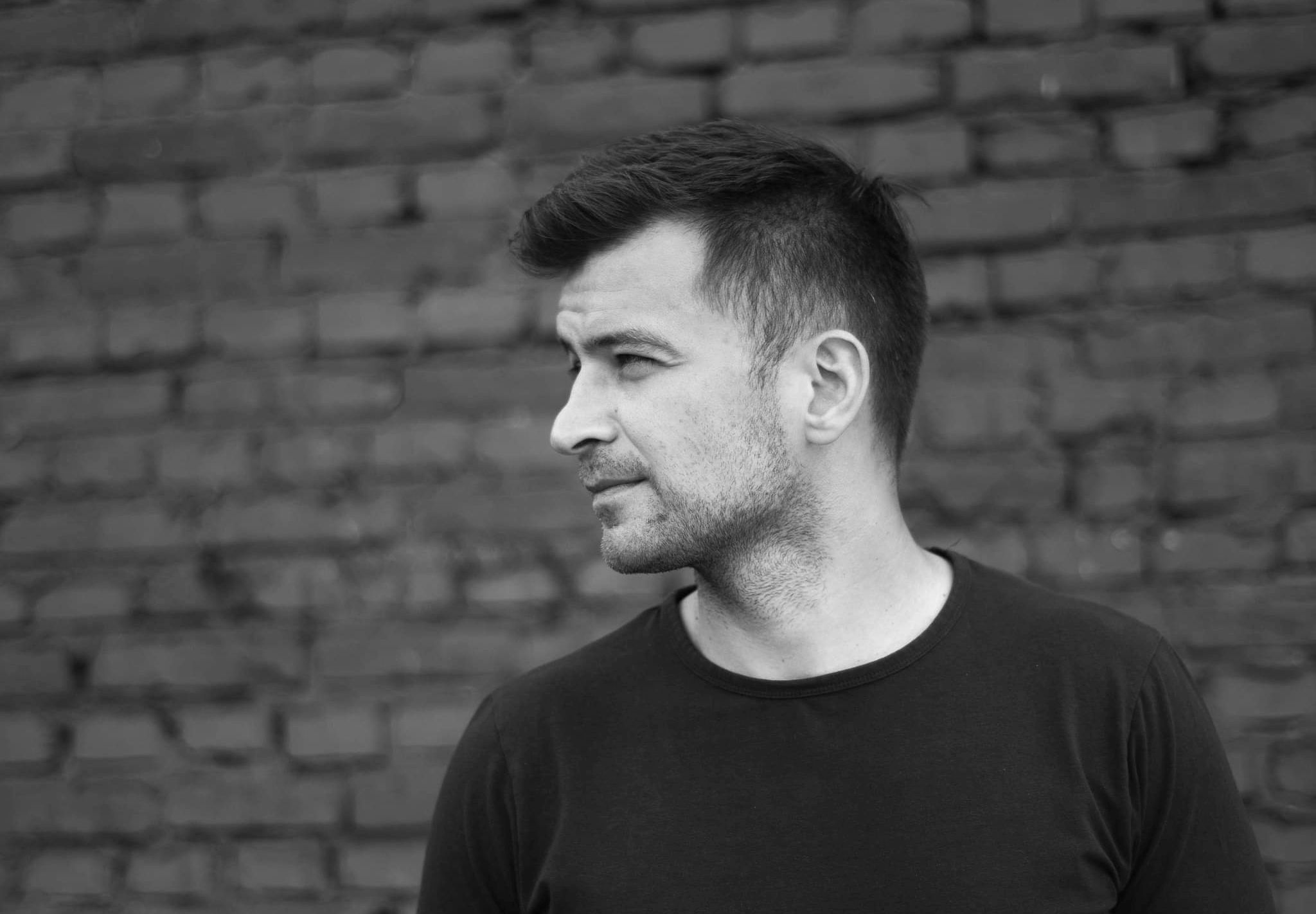     Popularność samotnika – rozmowa z Jakubem Małeckim [WYWIAD]